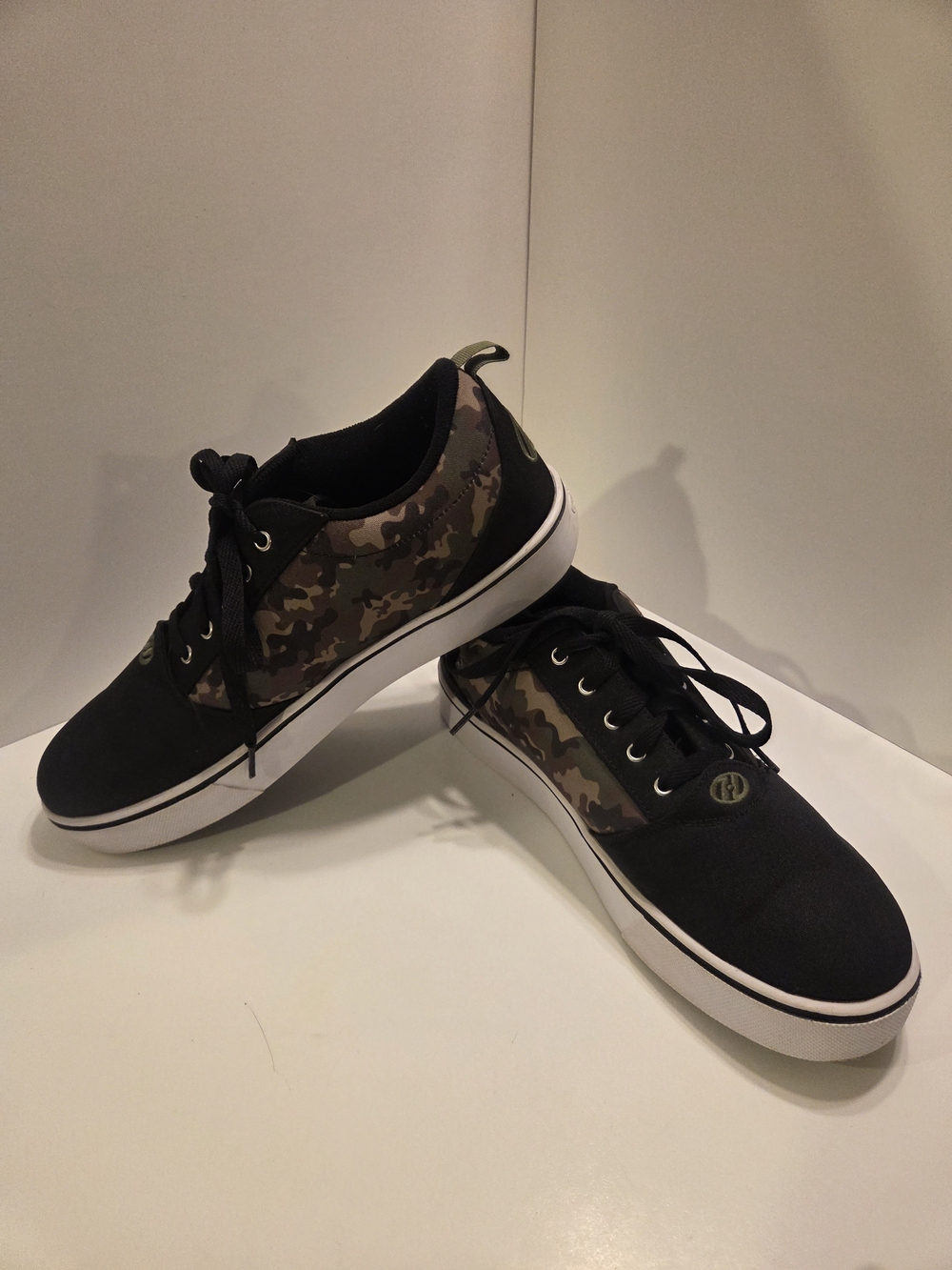 Heelys Men’s Size 12 Black with Camouflage Panels